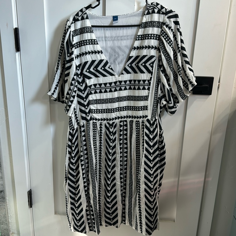 Old Navy V Neck Mini Swing Dress White Black Aztec Embroidered Graphic Print XXL
